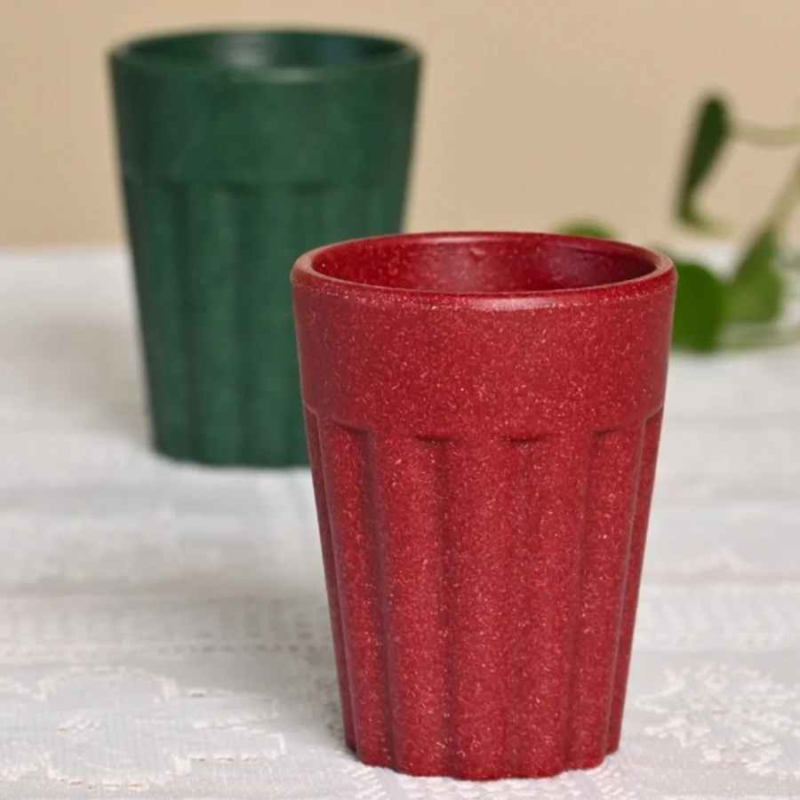 Red and dark green shot glasses made from plant fibre